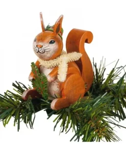 Ecureuil A Clipser Sur Branche